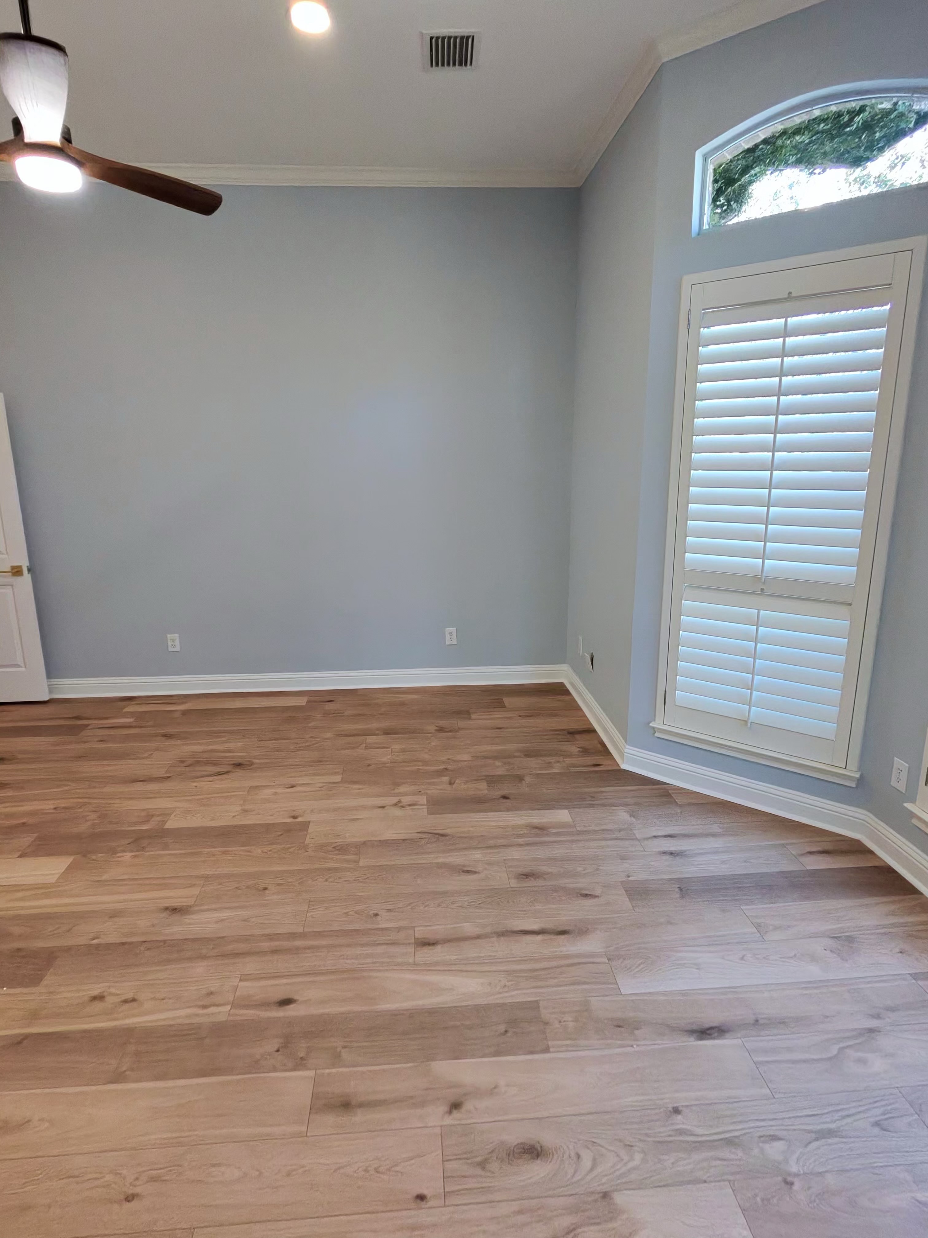 Blue room LVP arch window